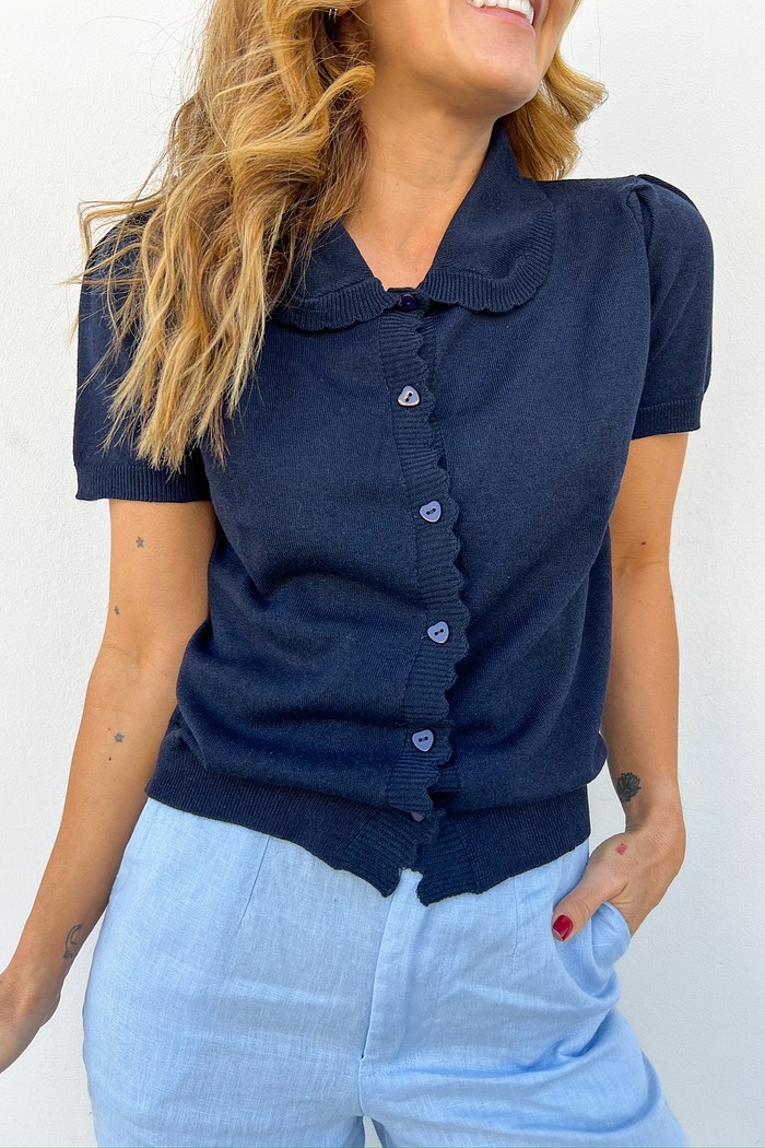 Blusa de Linha Azul Marinho com Manga Princesa Modelo vestindo a Blusa de Linha Azul Marinho Margot, destacando a gola colegial arredondada e as mangas estilo princesa.