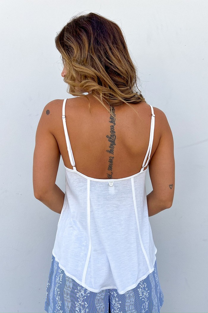 Conforto com Elástico nas Costas – Blusa Areia Sabine Minimoni Blusa de Alça Areia Sabine, detalhe das costas com elástico discreto para melhor ajuste – Minimoni