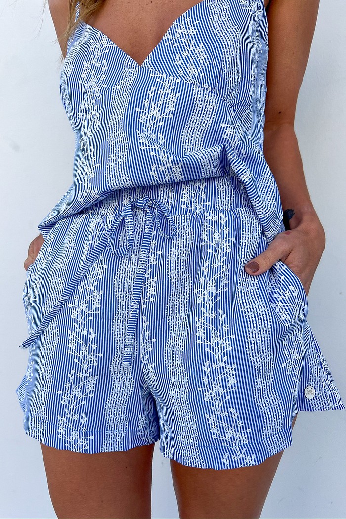 Shorts Boxer Estampado Azul e Branco em Viscose Modelo vestindo o Shorts Boxer Azul Sabine, destacando a estampa azul e branca com floral e a modelagem soltinha.