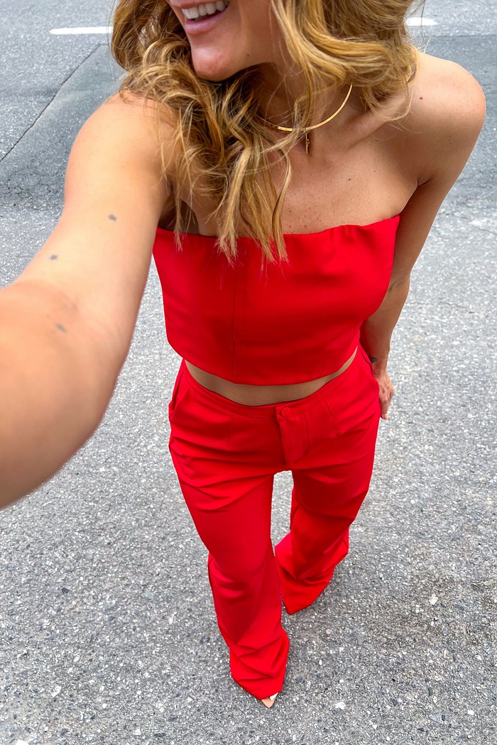 Calça alfaiataria vermelha Sienna, detalhe bolsos laterais, caimento amplo elegante – Minimoni