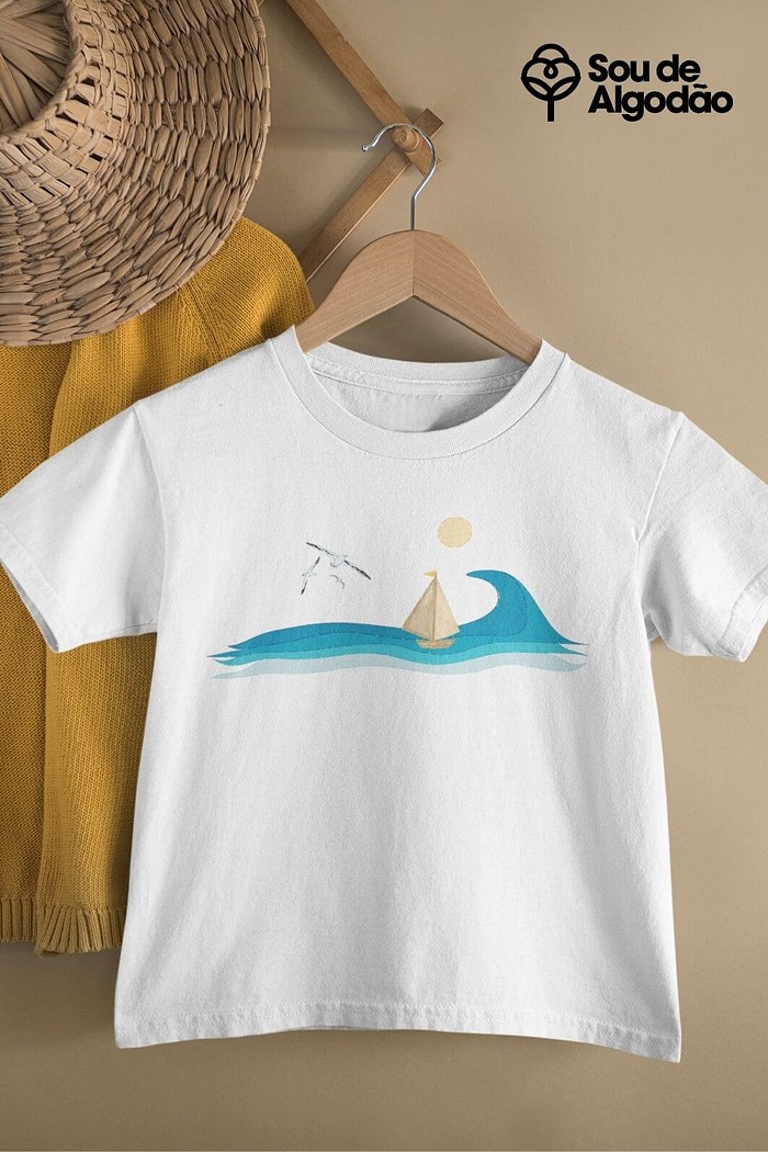 Camiseta Infantil Manga Curta Algodão BCI Branca Veleiro no Oceano