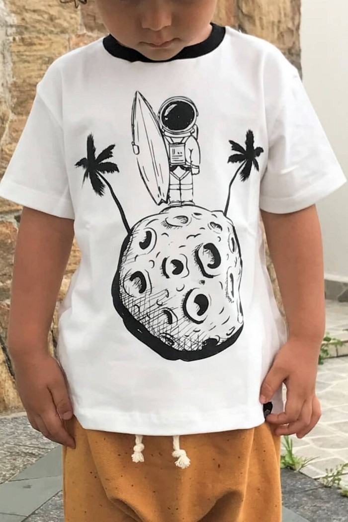 Camiseta Infantil Manga Curta Algodão Sustentável Exclusiva Branco Astronauta Surfista