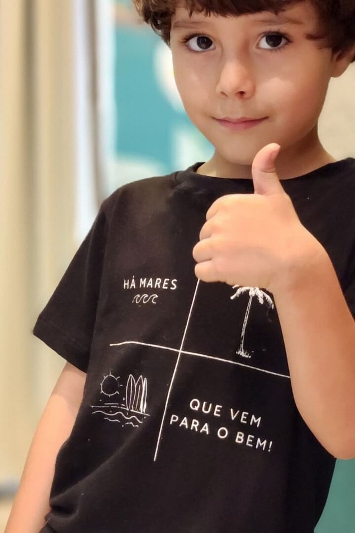 Camiseta Infantil Manga Curta Algodão Sustentável Exclusiva Preto Há Mares que vem para o Bem!