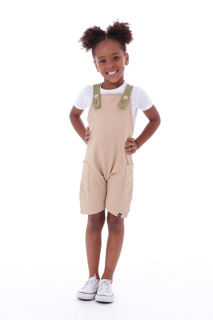 Jardineira Infantil Curta com Alça Ajustável Bege em Linho e Algodão