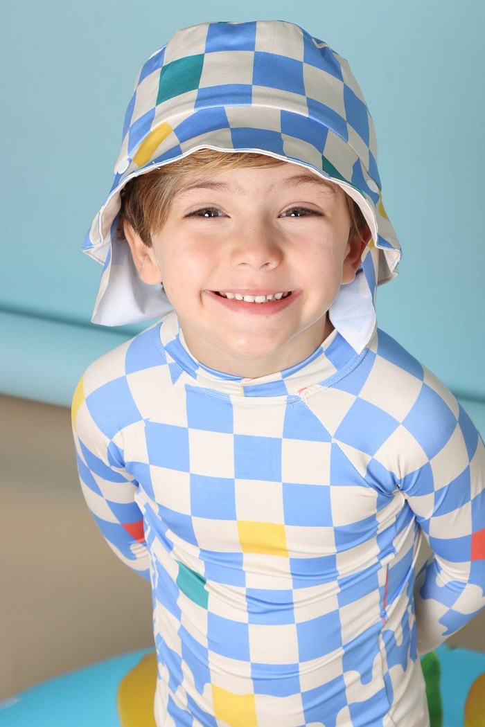 Chapéu infantil Proteção Solar UV 50+ Dupla Face Ajustável Off White e Azul Quadriculados