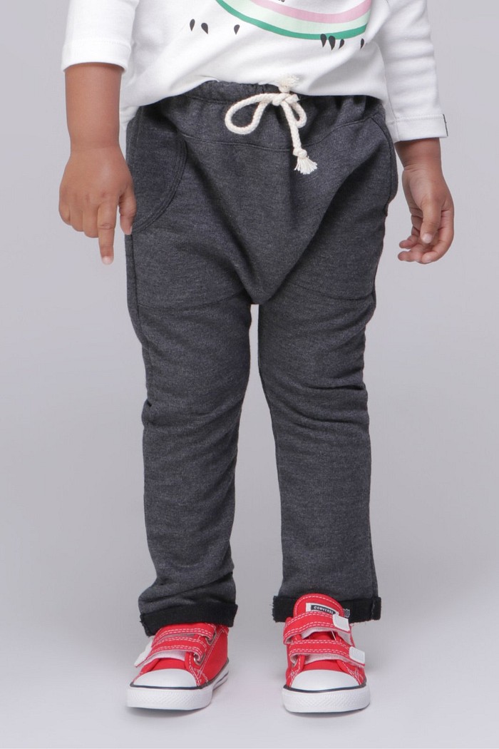 Calça Infantil Saruel Cinza Chumbo com ajuste na cintura, bolso frontal em moletinho