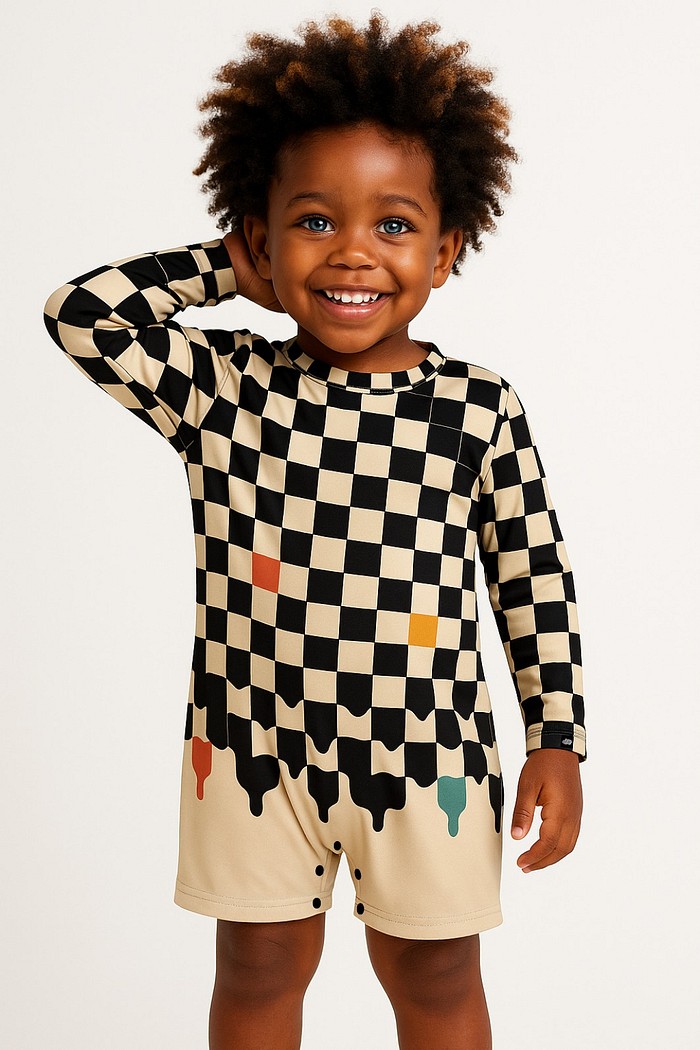 Macacão Praia Bebê Proteção Solar UV 50+ Manga Longa Off White e Preto Quadriculados