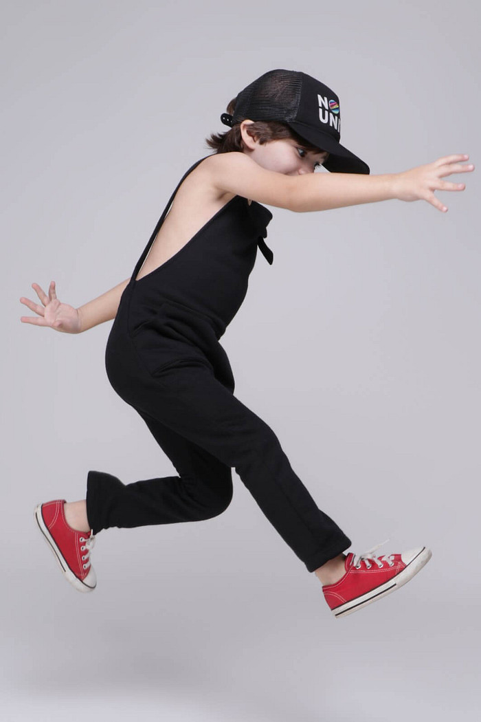 Jardineira Infantil Longa com Alça e Cintura Ajustável Preta em Moletinho