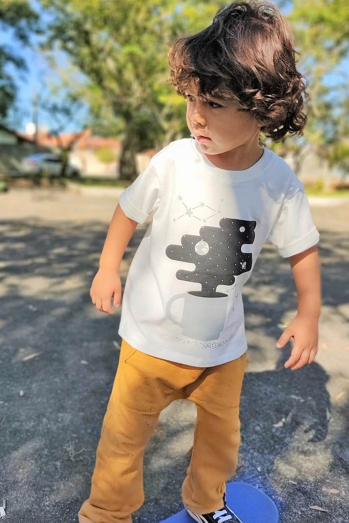 Camiseta Infantil Manga Curta Algodão Sustentável Exclusiva Branco Xícara, a noite vai ser longa
