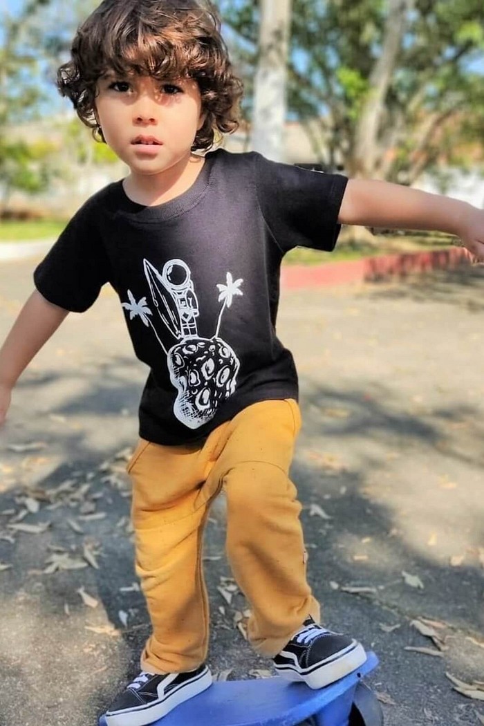 Camiseta Infantil Manga Curta Algodão Sustentável Exclusiva Preto Astronauta Surfista