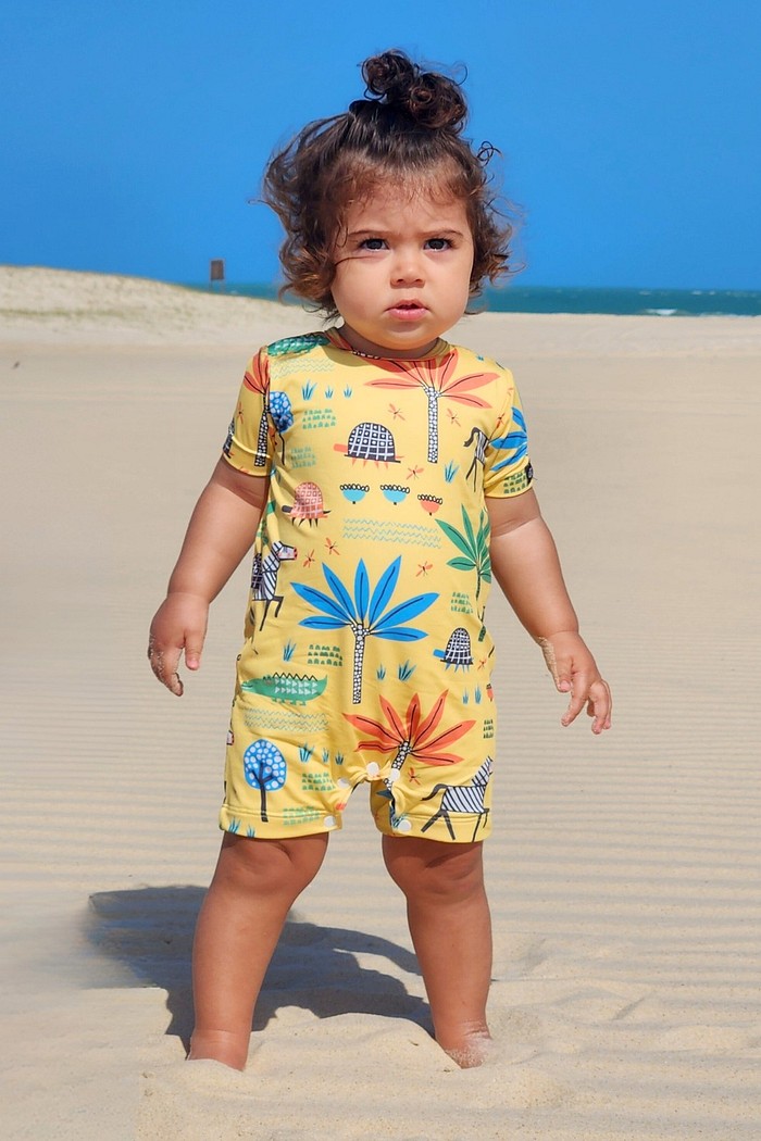 Macacão Praia Bebê Proteção Solar UV 50+ Manga Curta Amarelo Safari