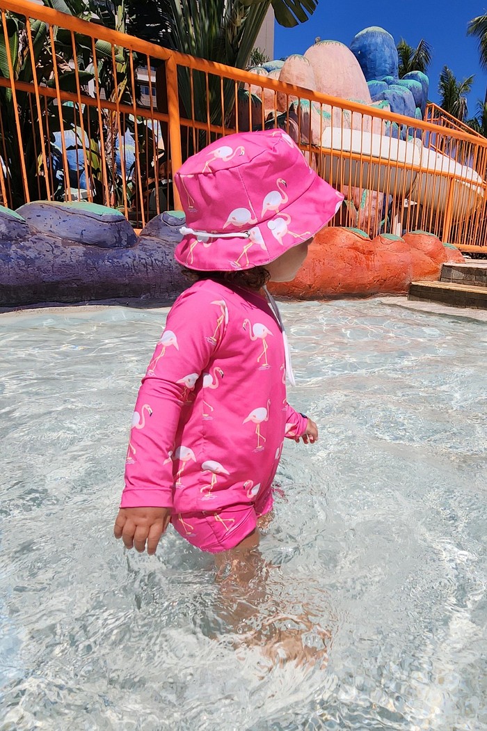 Kit Flamingos Macacão + Chapéu proteção UV 50+