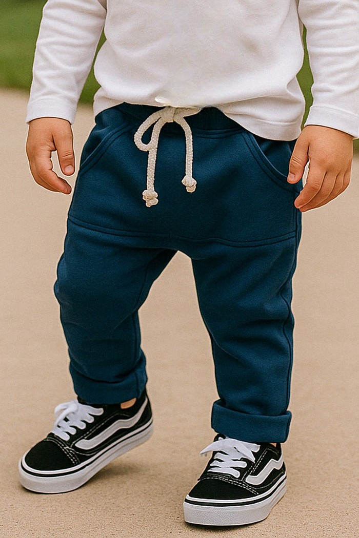Calça Infantil Saruel Azul Marinho com ajuste na cintura, bolso frontal em moletinho