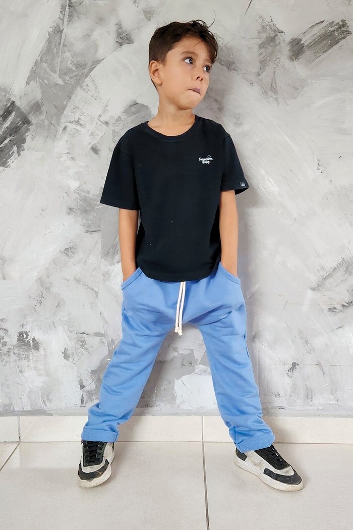 Calça Infantil Saruel Azul Provençal com ajuste na cintura, bolso frontal em moletinho