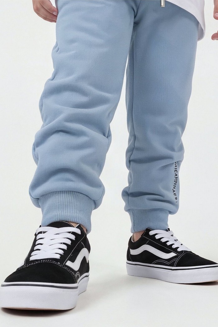 Calça infantil Jogger Azul Claro com punho e ajuste na cintura em tecido Moletom Flanelado
