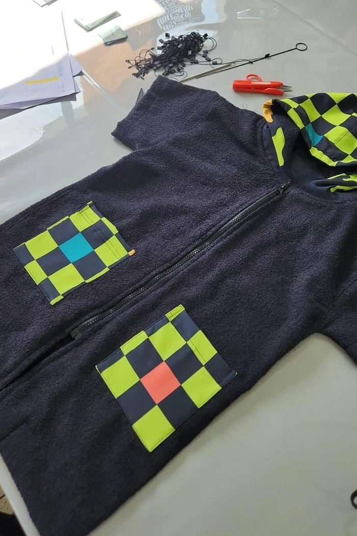 Roupão Infantil Com Capuz 100% Algodão Atoalhado Super Secagem Proteção UV50+ Preto e Verde Quadriculados