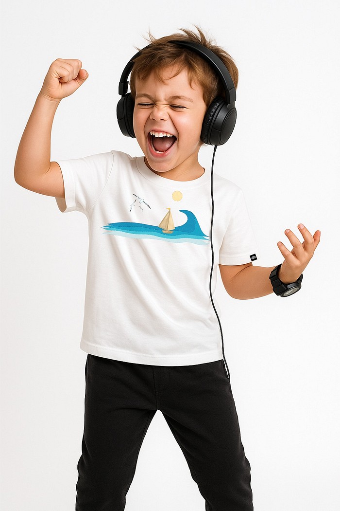 Camiseta Infantil Manga Curta Algodão BCI Branca Veleiro no Oceano