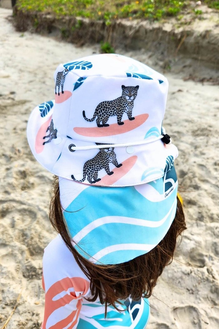 Chapéu infantil Proteção Solar UV 50+ Dupla Face Onça Surfista