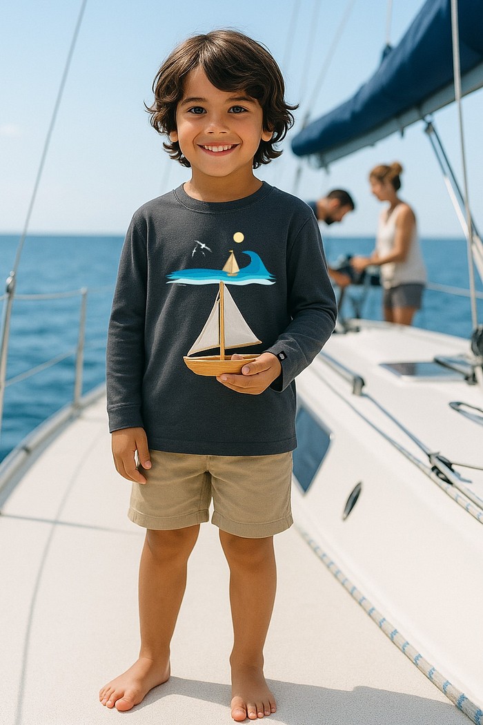 Camiseta Infantil Manga Longa Algodão Toque Macio Cinza Veleiro no Oceano