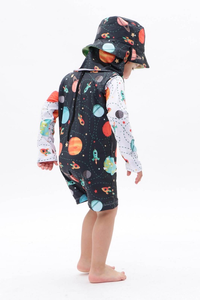 Kit Universo Macacão + Chapéu dupla face proteção UV 50+