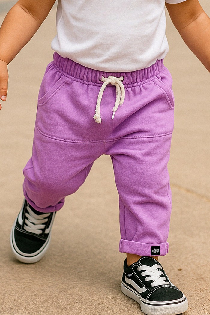 Calça Infantil Saruel Lilás com ajuste na cintura, bolso frontal em moletinho