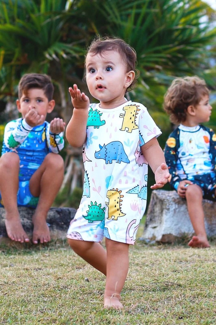 Macacão Praia Bebê Proteção Solar UV 50+ Manga Curta Branco Dinossauros