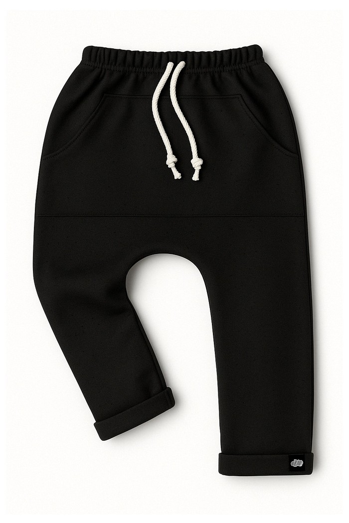 Calça Infantil Saruel Preta com ajuste na cintura, bolso frontal em moletinho