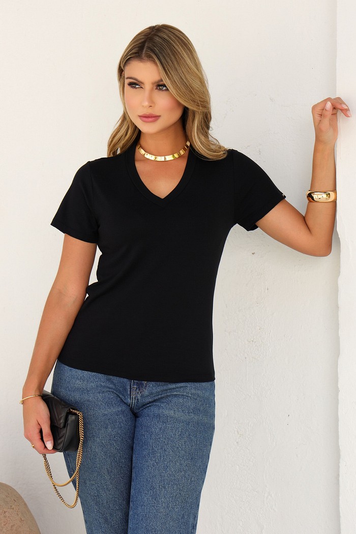 T-SHIRT GOLA V - PRETA