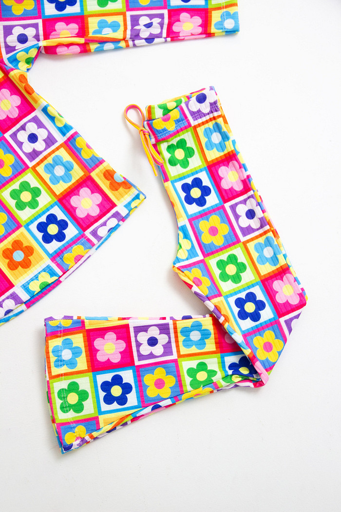 CONJUNTO CALÇA FLARE E BLUSA FLORES QUADRICULADO