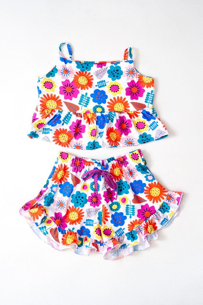 CONJUNTO MENINA BLUSA ALÇA E SHORTS FLORES