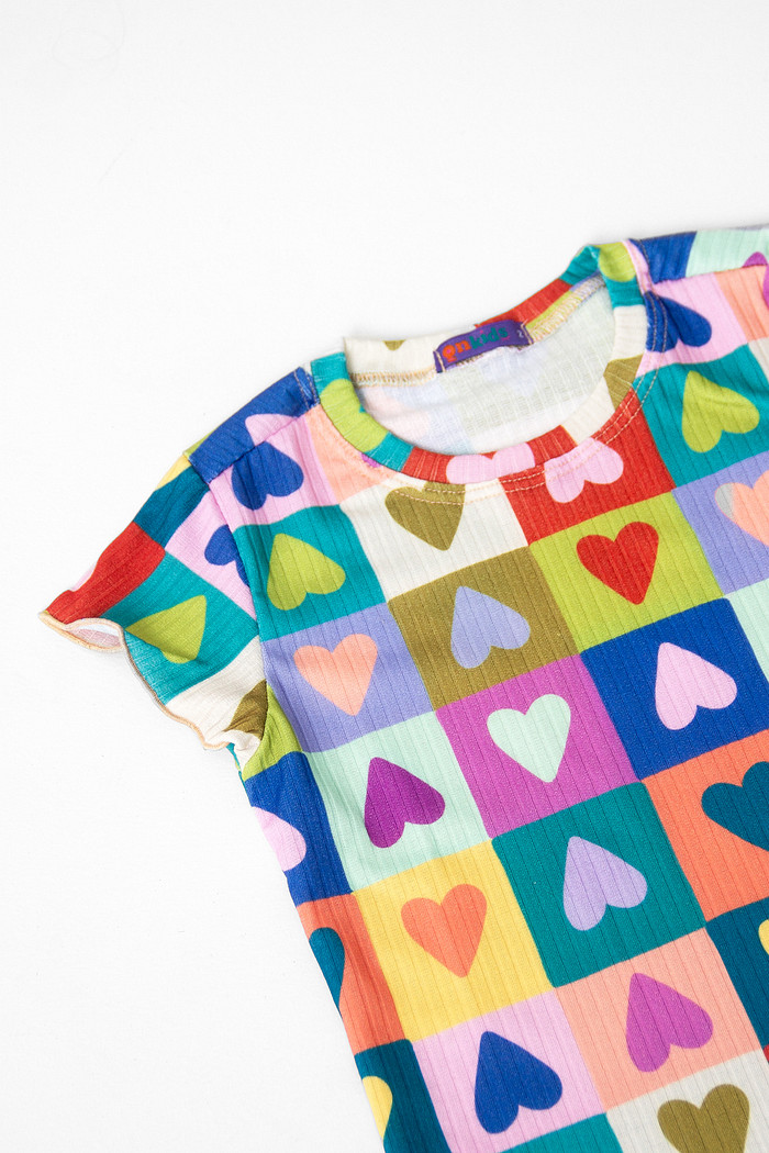 CONJUNTO MENINA BLUSA E SHORTS CORAÇÃOZINHO