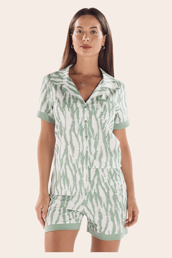 PIJAMA MEIA MANGA ABERTURA FRONTAL COM SHORTS EM MALHA ROTATIVA FEMININO 