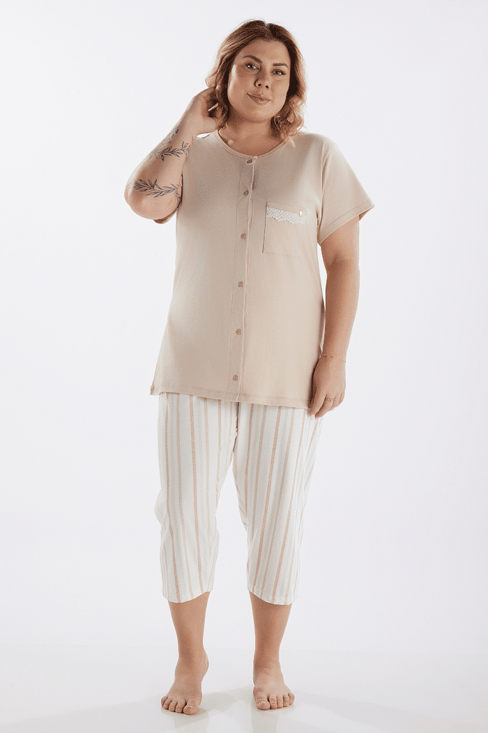 PIJAMA MEIA MANGA ABERTURA FRONTAL EM MEIA MALHA COM CAPRI EM MALHA ROTATIVA FEMININO