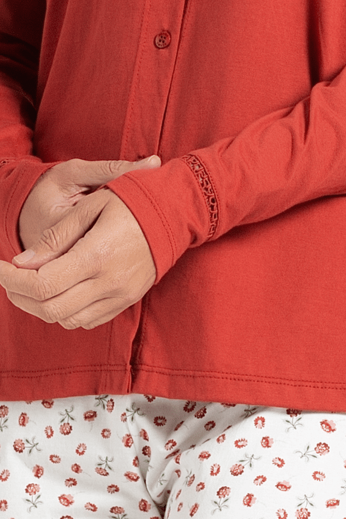 PIJAMA MANGA LONGA ABERTURA FRONTAL EM MEIA MALHA COM CALCA EM MALHA ROTATIVA FEMININO 