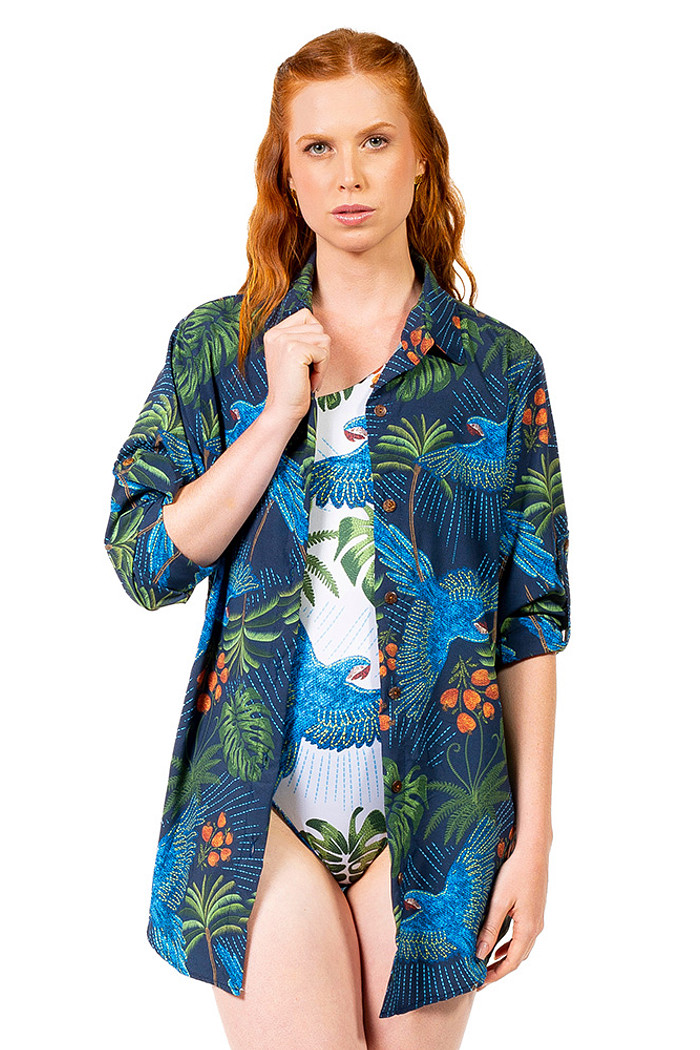 Camisa Alongada Atena Verão Arara Bordado Barra Fundo Azul