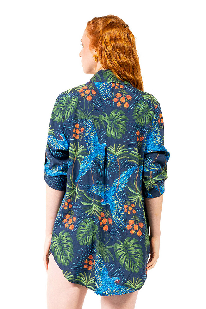 Camisa Alongada Atena Verão Arara Bordado Barra Fundo Azul