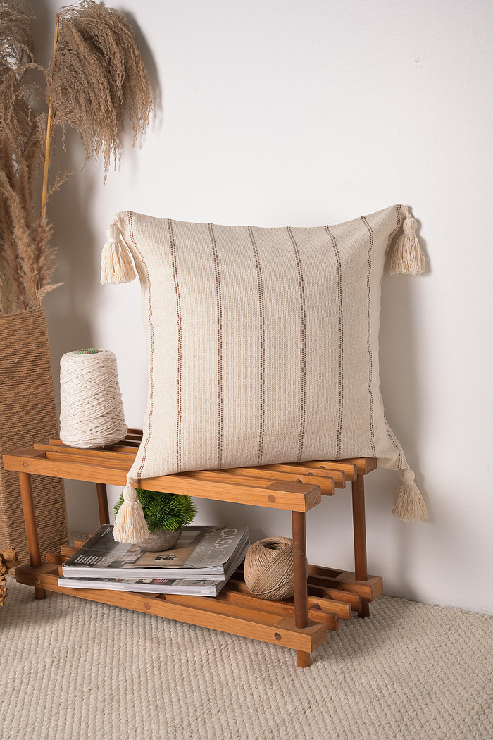 Capa de Almofada Adele Bege com Pompom Cru