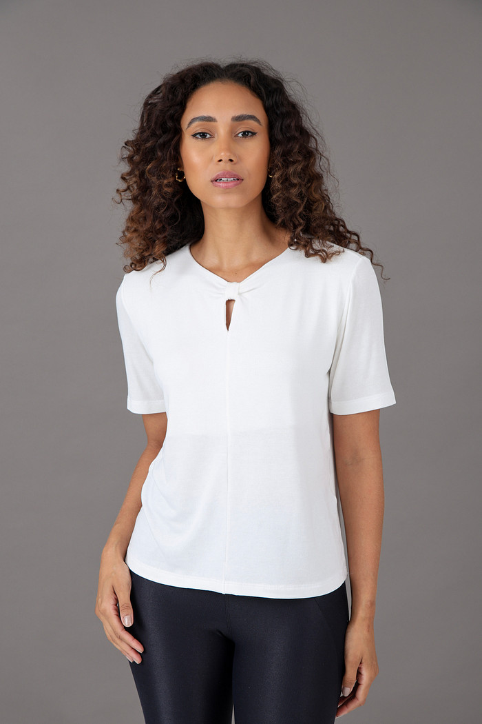Blusa Feminina Decote Com Presilha Off White