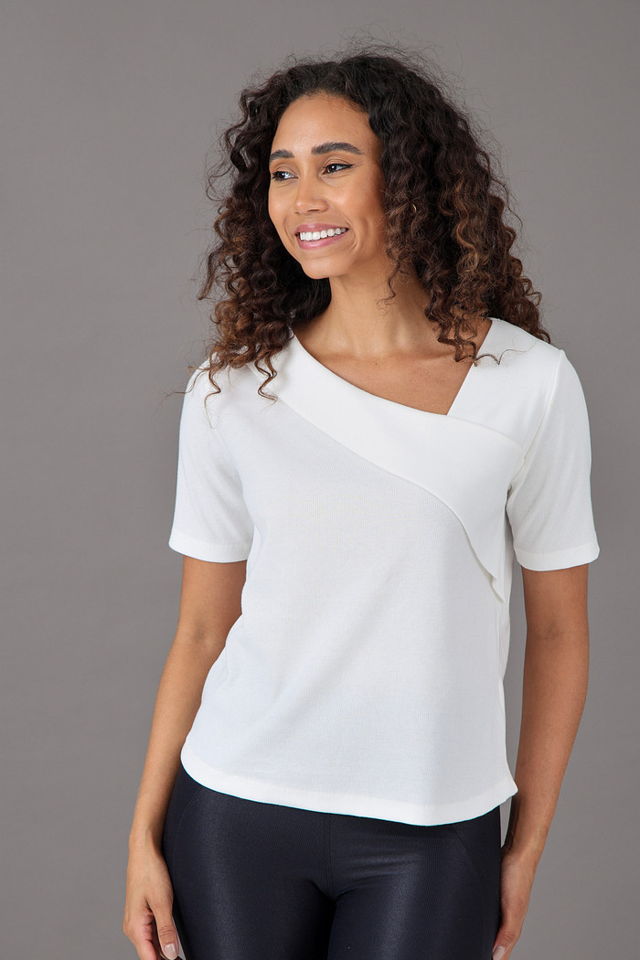 Blusa Feminina Gola Assimétrica Off White