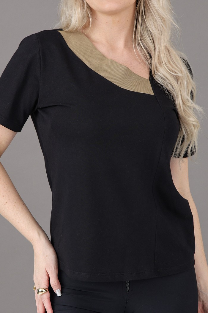 Blusa Feminina Gola Assimétrica em Ribana Preto