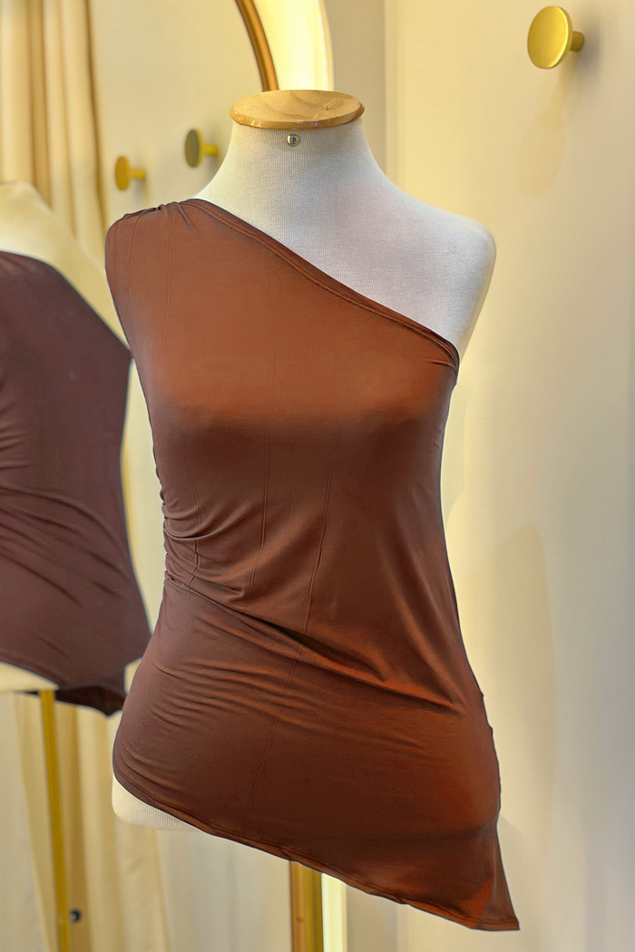 Blusa Ombro Único Marrom