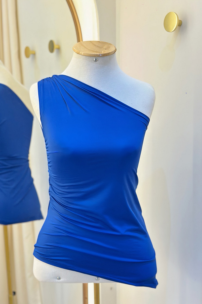 Blusa ombro único azul royal