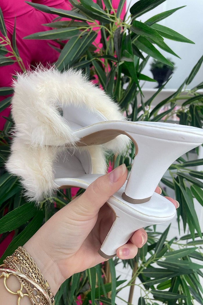 CHINELO DE QUARTO COM PELOS E SALTO