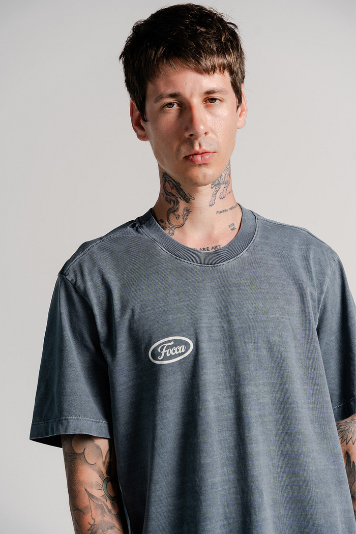 CAMISETA REGULAR ESTONADA FOCCA COMPANY | CINZA