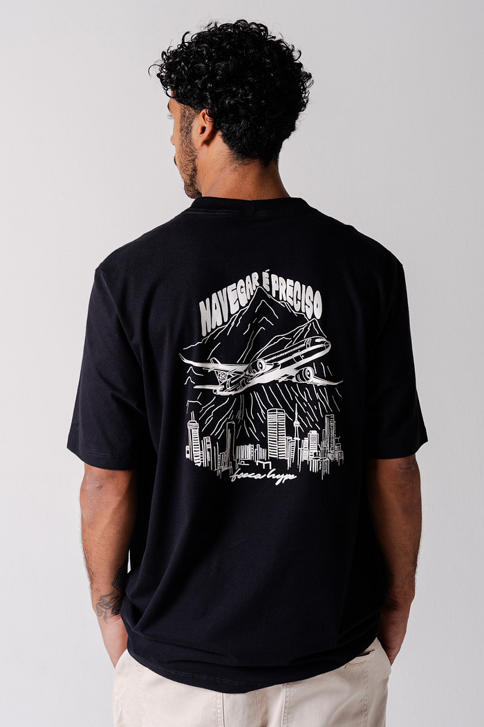 CAMISETA OVERSIZED NAVEGAR É PRECISO PRETA