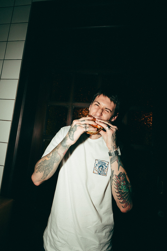 CAMISETA REGULAR SUPREME TREASURE OFF - COLLAB FHXBB