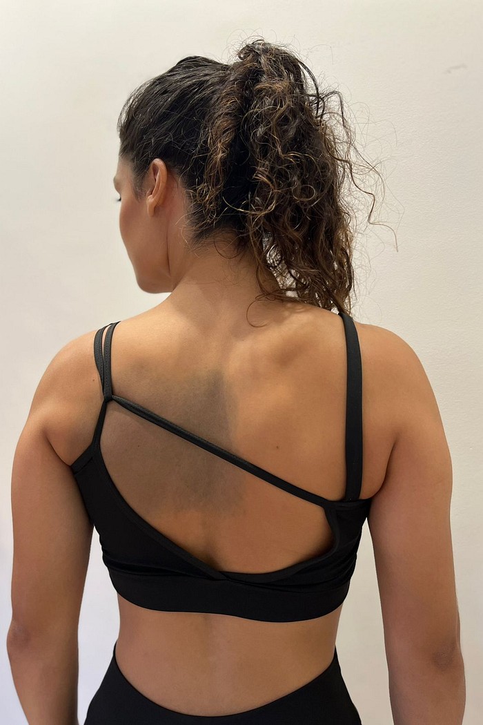 top basic assimetrico preto