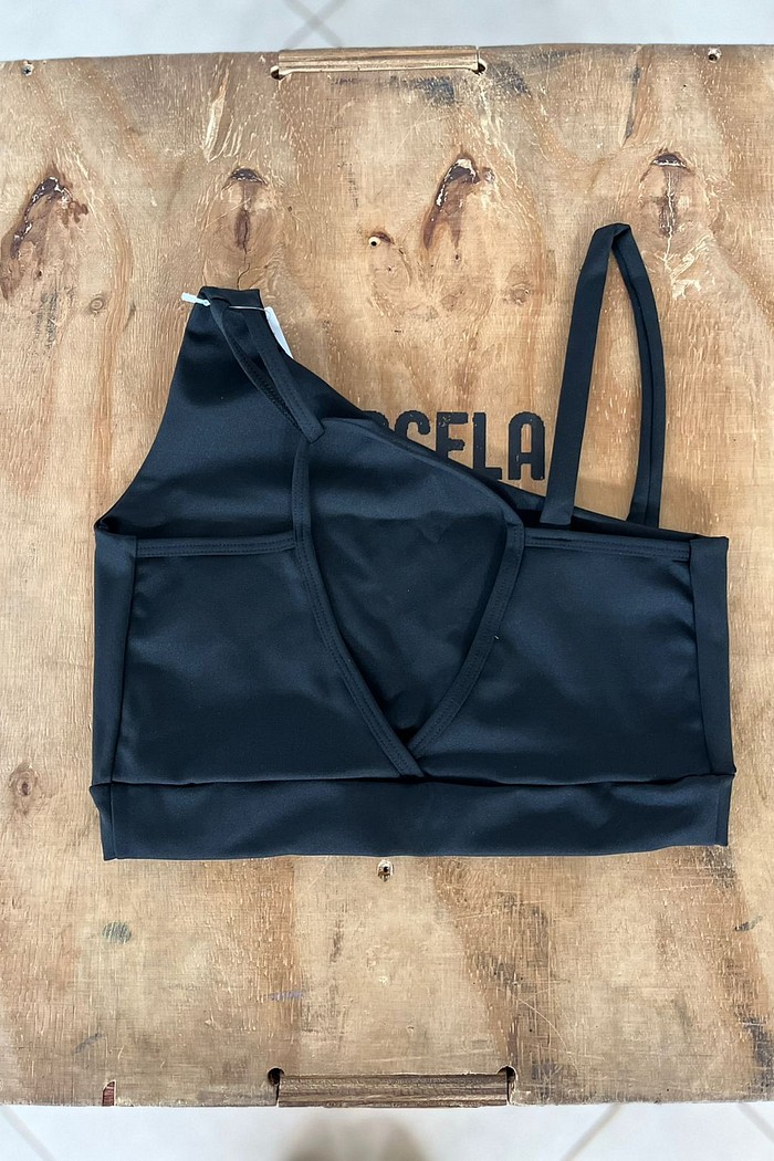 top basic assimetrico preto
