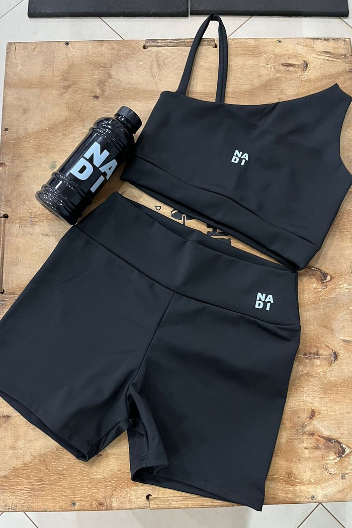 top basic assimetrico preto