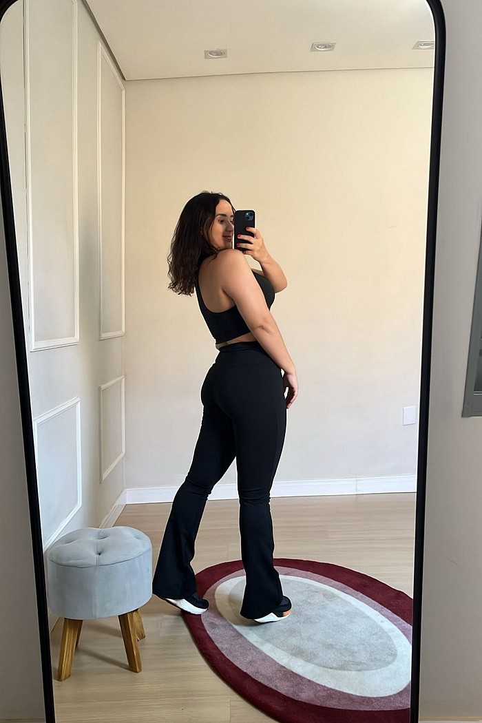 calça flare preta